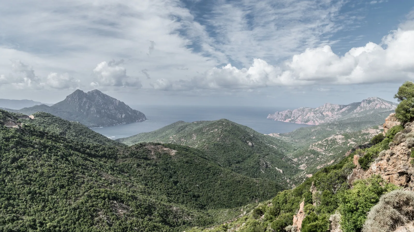 Tente de bivouac installée près d'un sentier de montagne en Corse au coucher du soleil