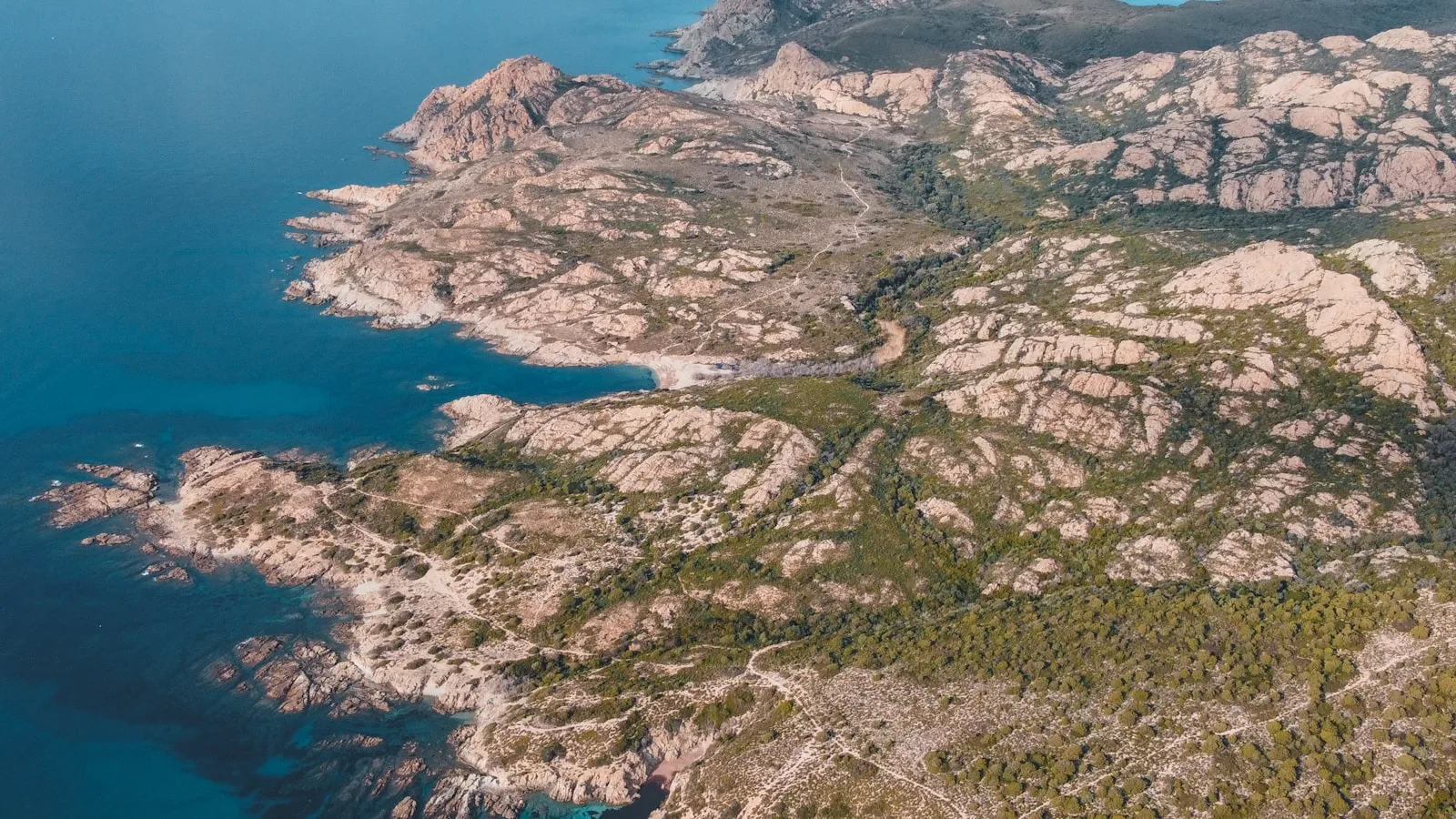 Vue aérienne de calanques de Piana en Corse, côte rocheuse rouge et mer turquoise
