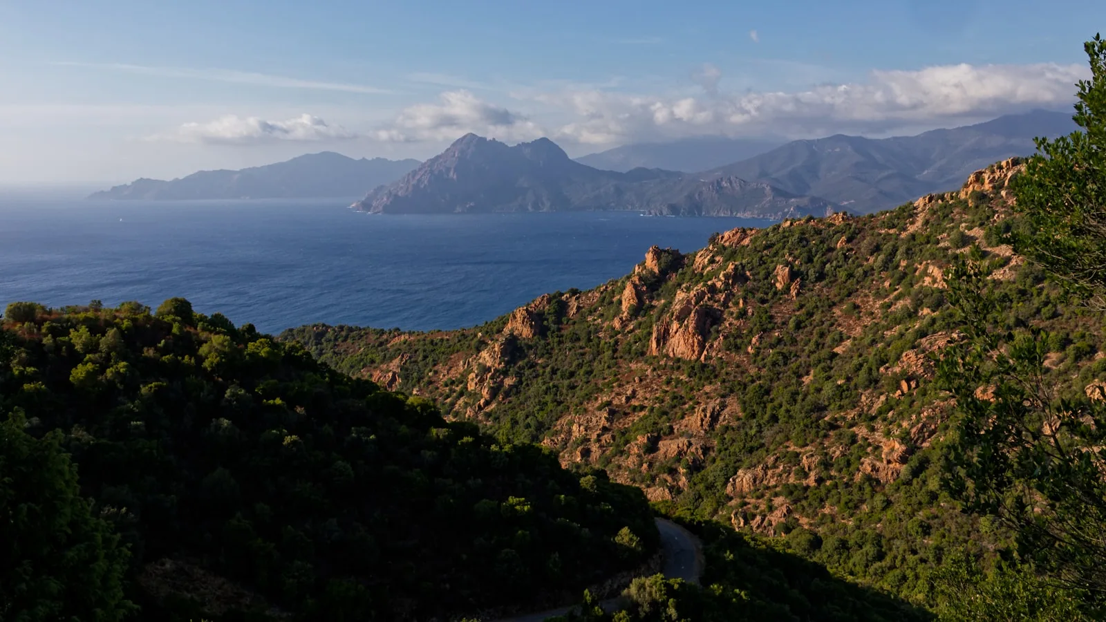 Astuces pratiques pour conduire en Corse