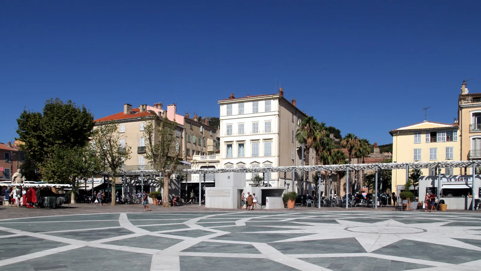 Le marché couvert et la Place Paoli