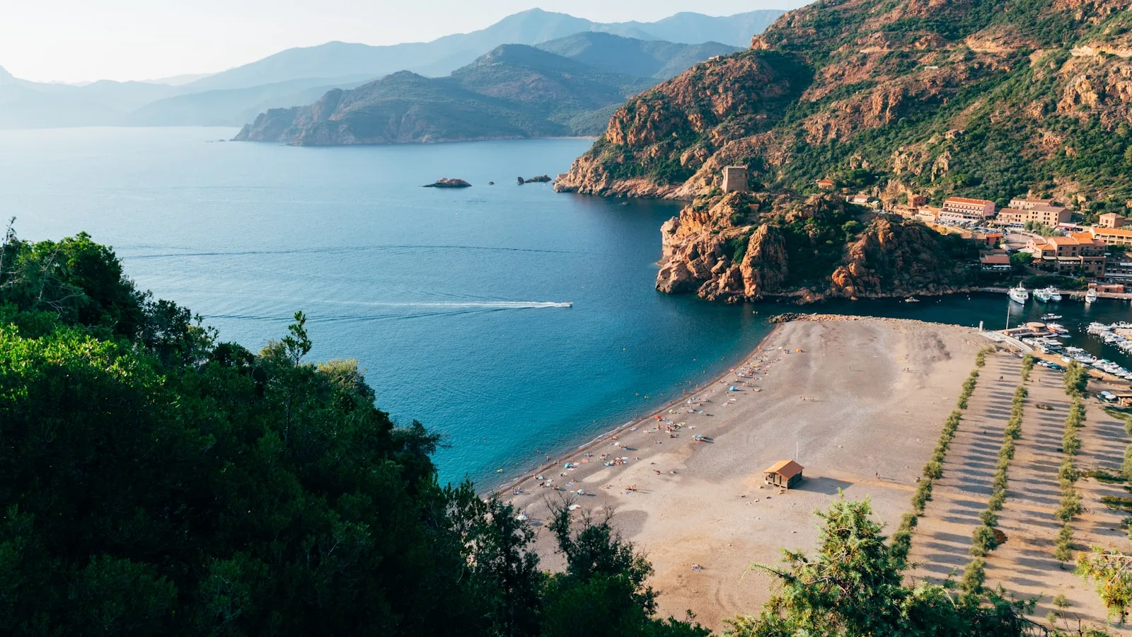 Femme enceinte se reposant face à la mer sur une plage de Corse